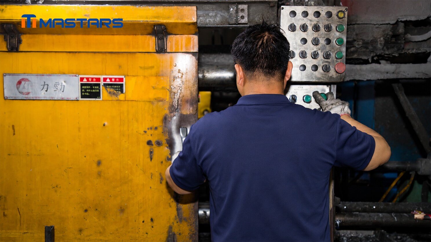 Manual trimming removes residual casting features before inspection and precision machining operations. Manual trimming removes residual casting features before inspection and precision machining operations.