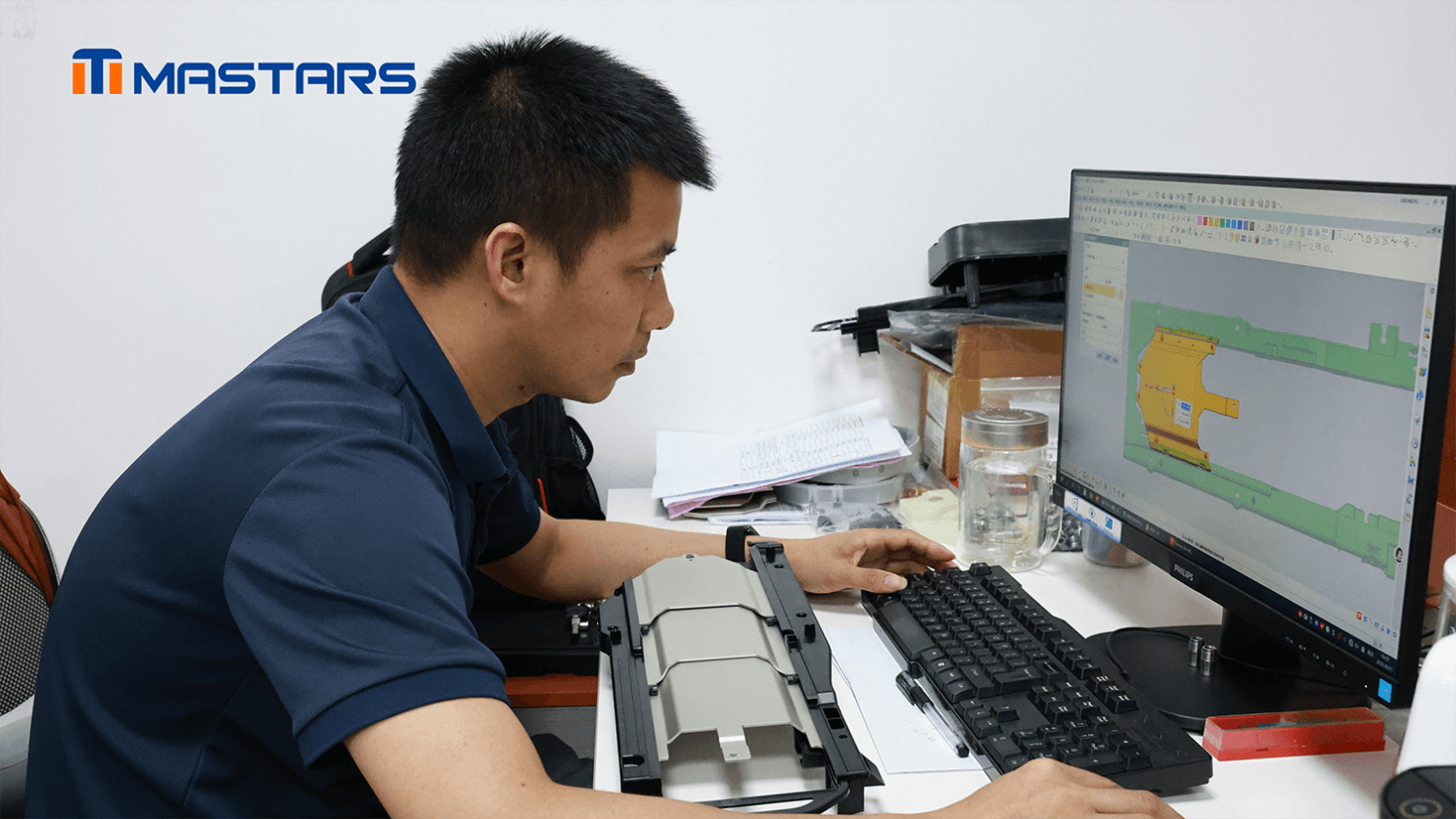 Mastars engineer checks the product structure and the functional requirements of the long guide channel. Mastars engineer checks the product structure and the functional requirements of the long guide channel.