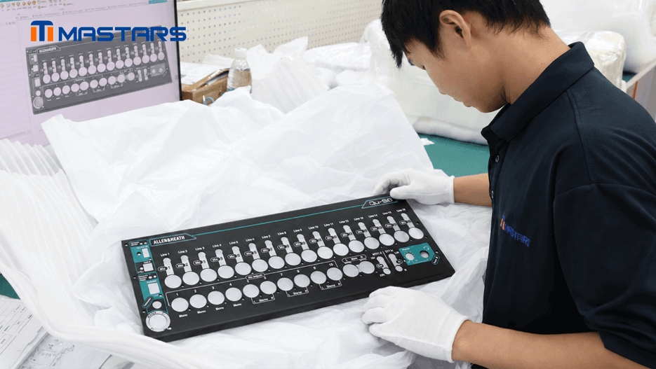 A Mastars engineer checks the enclosure prototype against the CAD model, reviewing its structure, openings, bends, and printed layout.